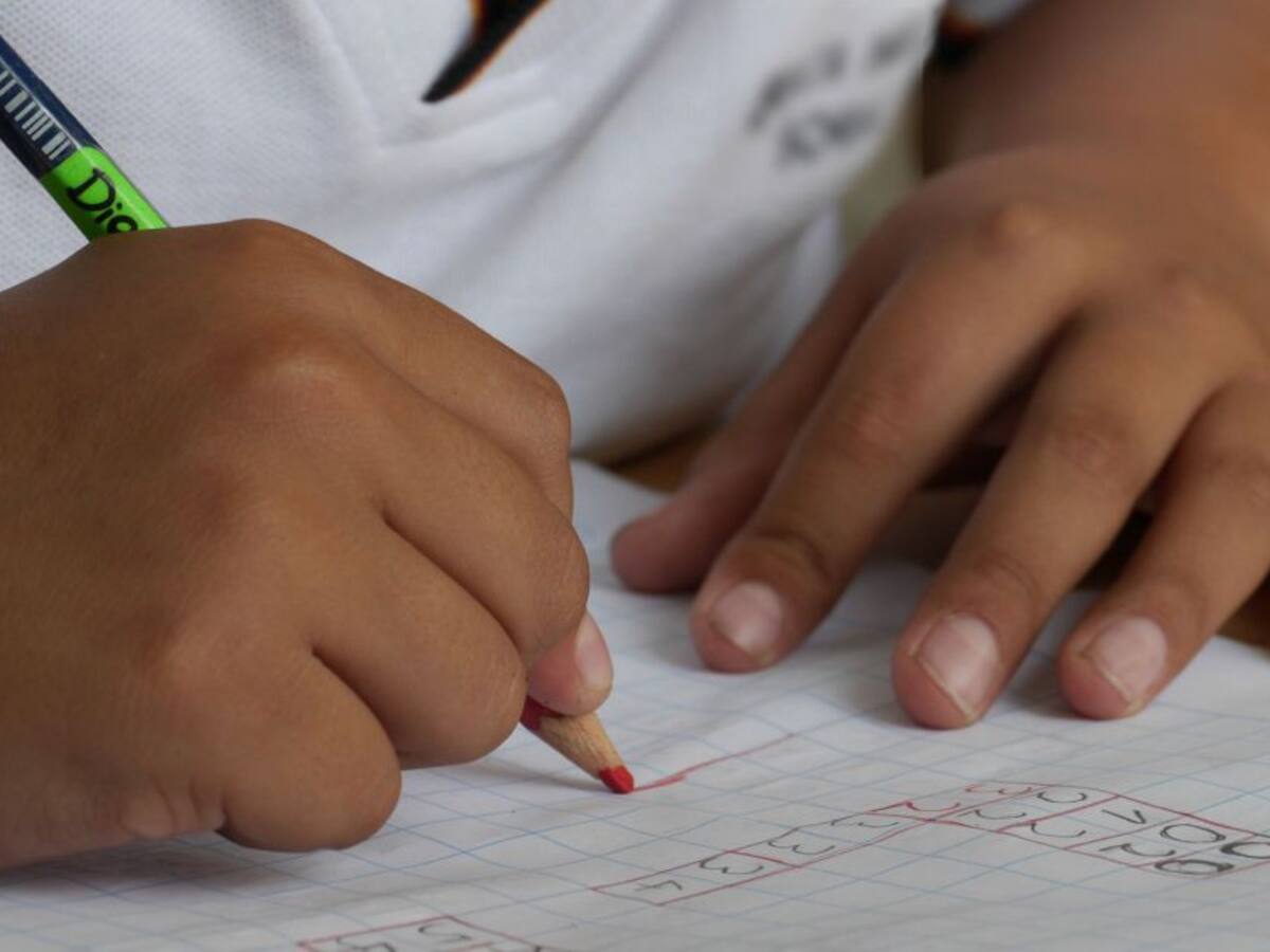 En bodega con humedad reciben clases niños de 5 y 6 años en Ráquira, Boyacá