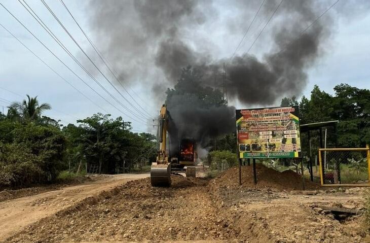 Maquinaria amarilla incinerada en la vía Cúcuta - Tibú. / Foto: Cortesía comunidad.