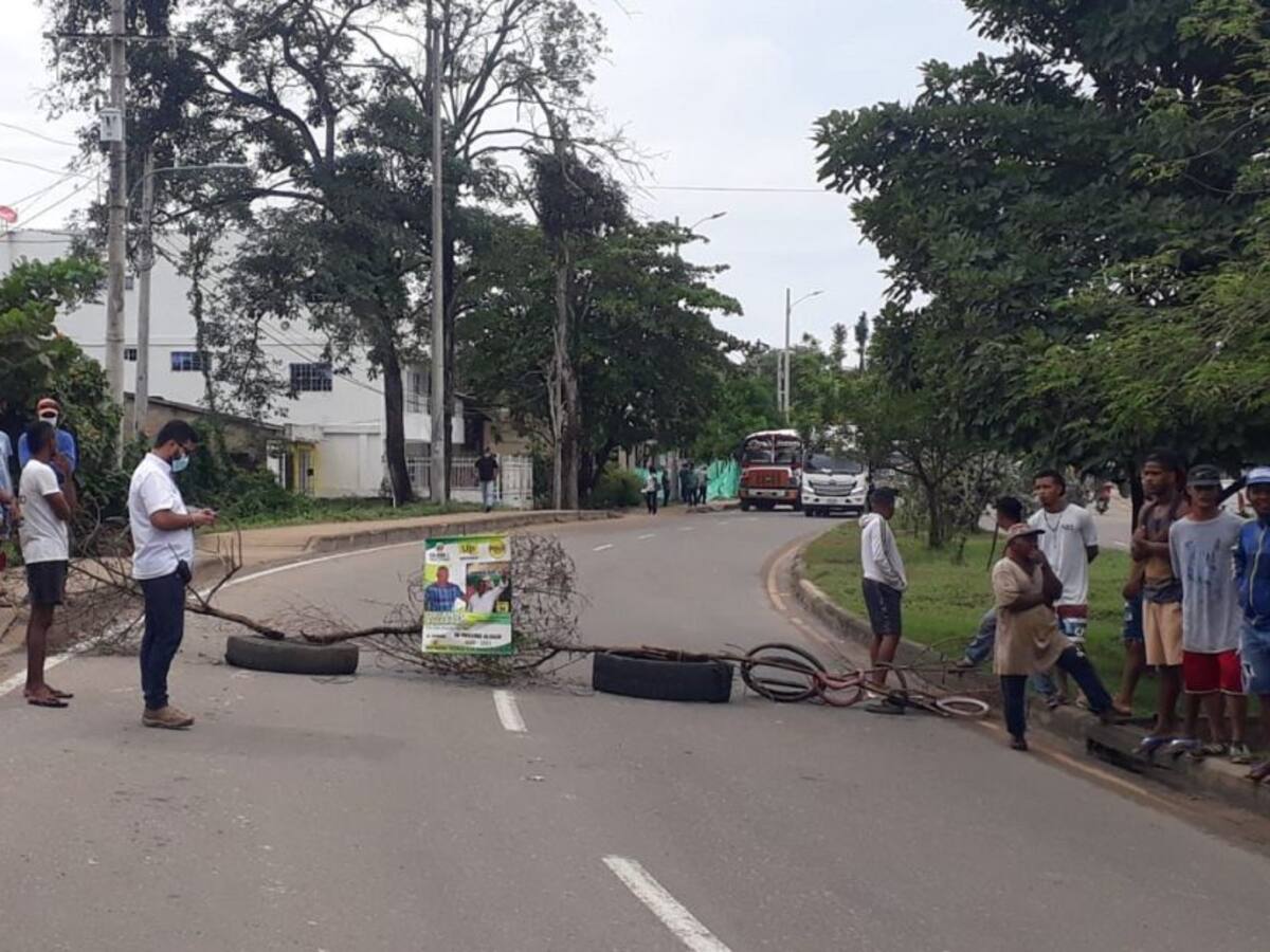Habitantes de Arjona bloquearon Troncal de Occidente por falta de energía