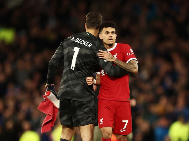 Luis Díaz y Alisson Becker se abrazan durante el paso del guajiro por el Liverpool. (Photo by Naomi Baker/Getty Images)