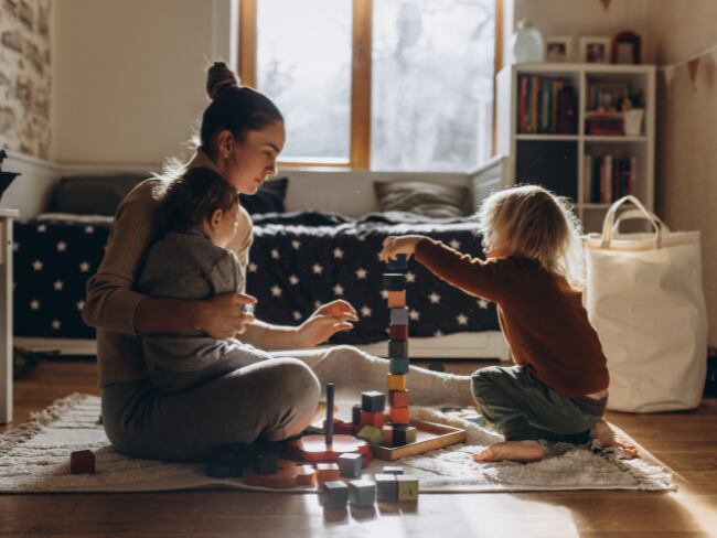 Mujer pasando tiempo junto a sus hijos - Getty Images