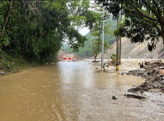 Así quedó la vía El Barroso-Salgar, sector La Chuchita, tras nuevo represamiento del río San Juan. Foto: Gobernación de Antioquia.