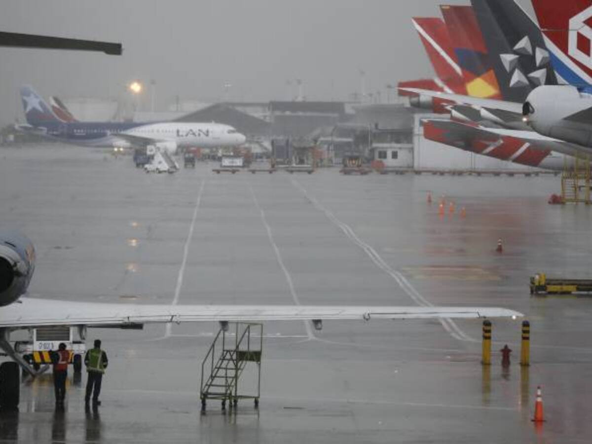 Lluvias y niebla densa provocaron este sábado el cierre de varios aeropuertos colombianos