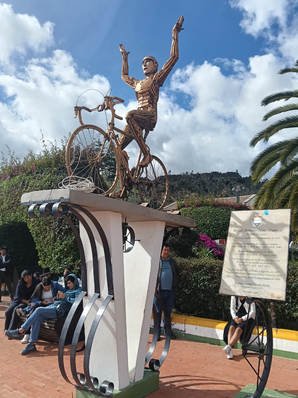 En diciembre de 2007 el alcalde Marcos Daniel Borda inauguró el monumento en homenaje al ciclista Rafael Antonio Niño, ubicado en el parque principal de Cucaita, Boyacá / Foto: Suministrada.