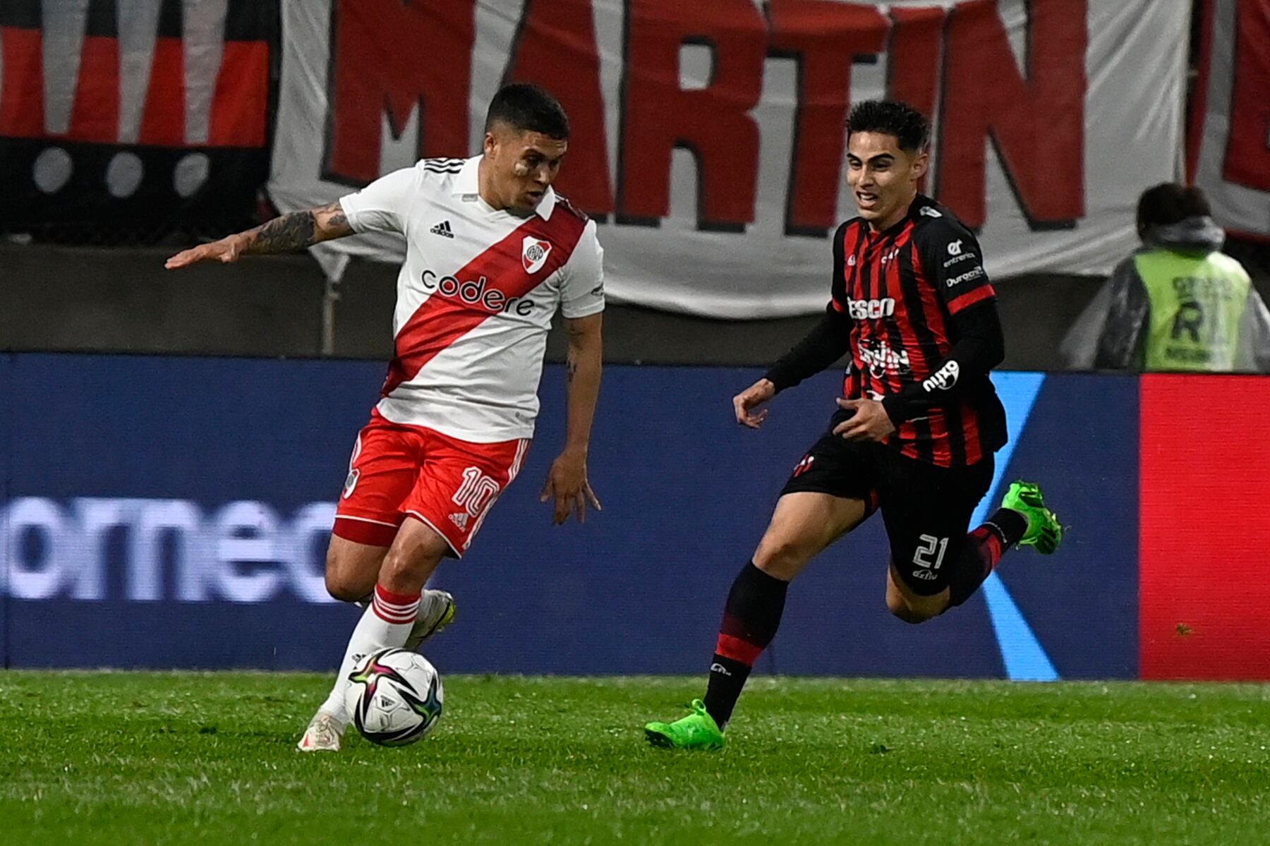 Juan Fernando Quintero de River Plate y Sebastián Medina de Patronato por Copa Argentina / Foto: River Plate