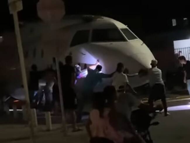 Revuelo en Turbaco por avión que se movilizaba por las calles del municipio