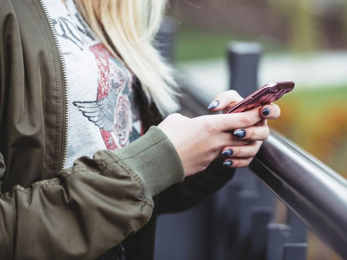 Estudio asegura que los jóvenes que viven pegados al celular son más infelices