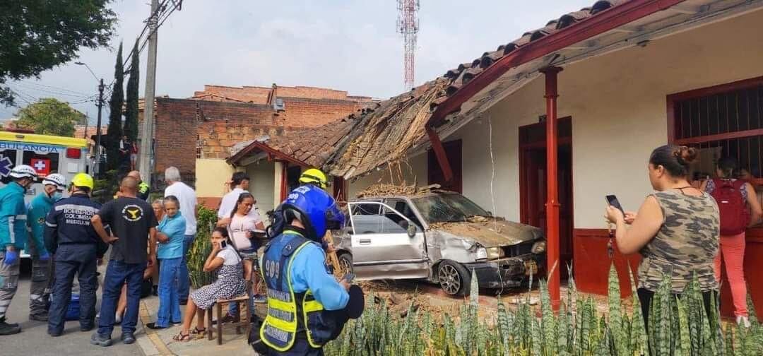 El vehículo, al parecer, habría chocado con una moto antes del accidente. Foto: Dagrd.