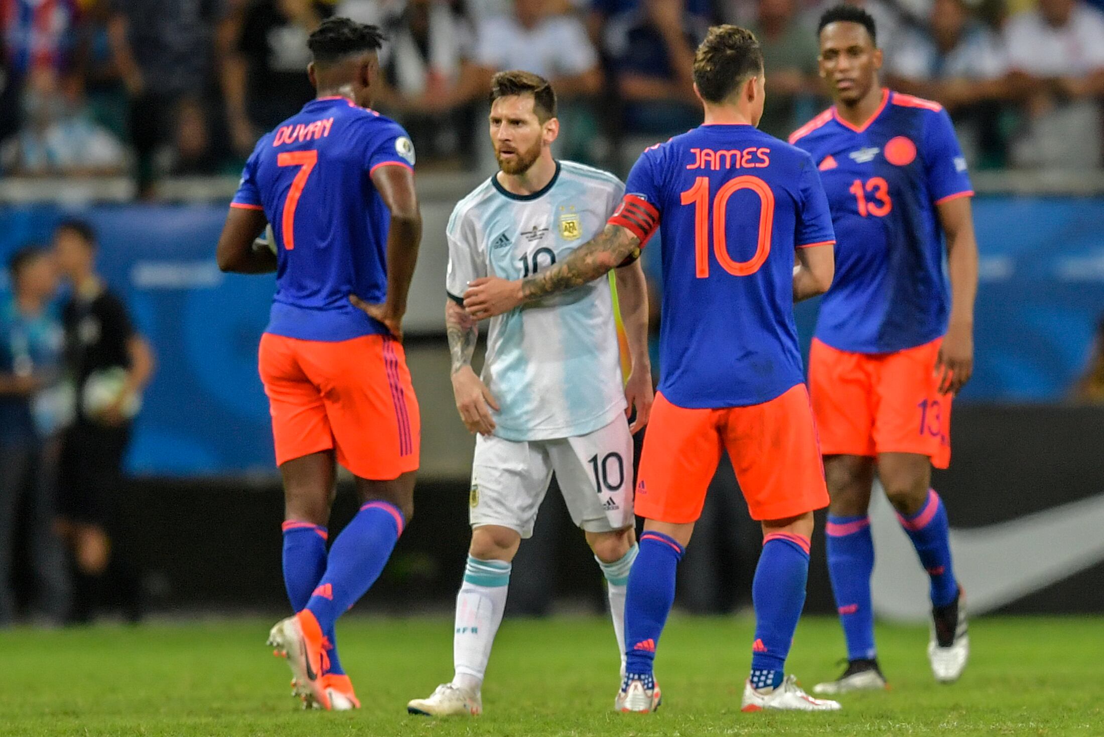 Lionel Messi junto a James Rodríguez. (Photo credit should read RAUL ARBOLEDA/AFP via Getty Images)