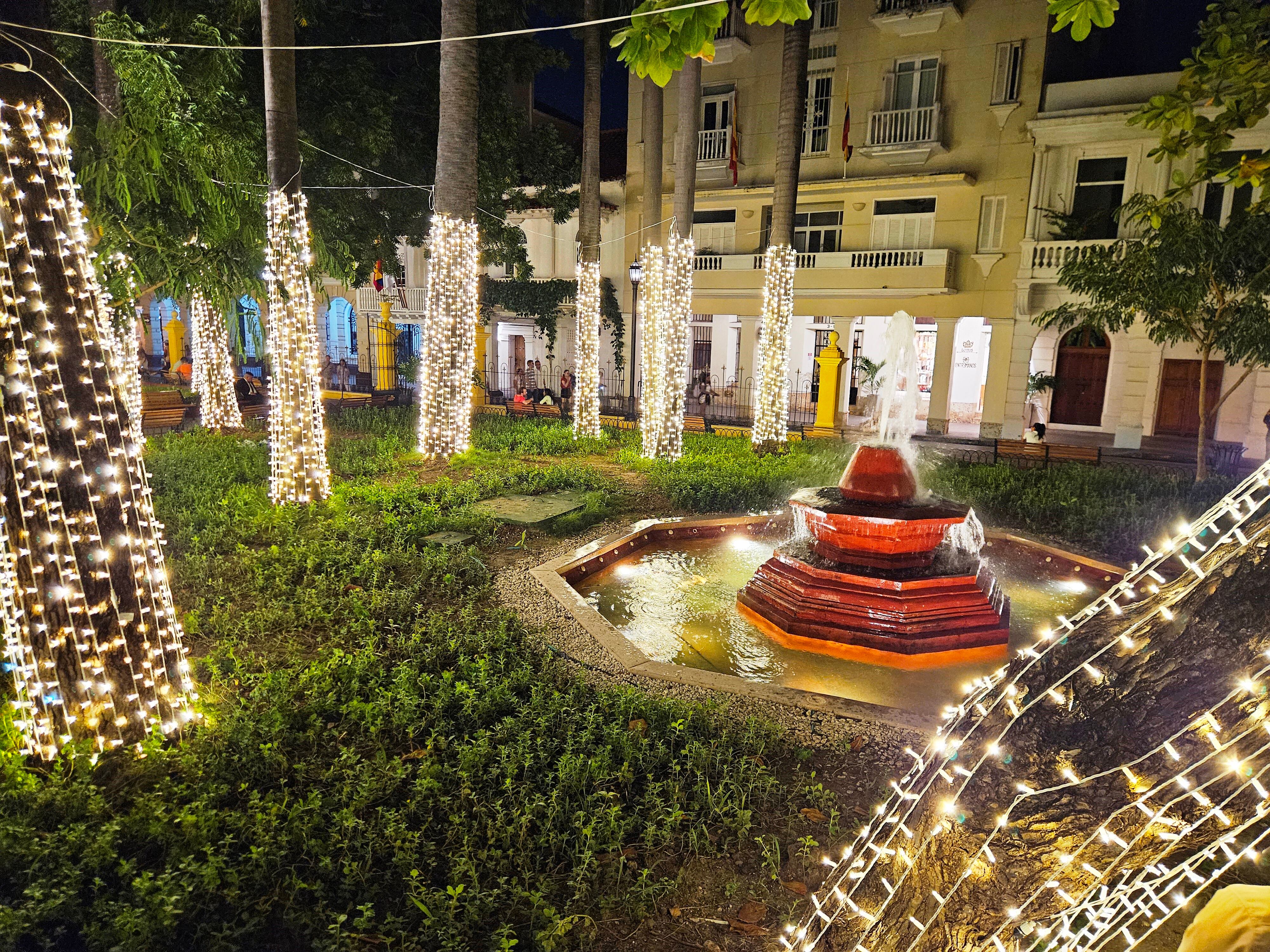 Gobernación ilumina Plaza de la Proclamación y Parque de Bolívar para la Navidad