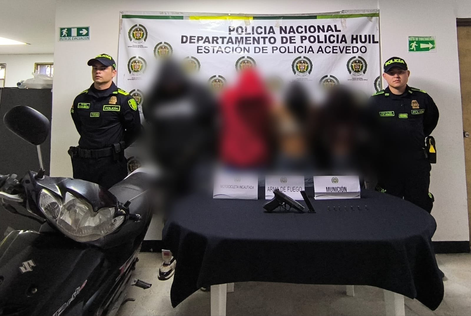 incautan un arma de fuego traumática tipo pistola, calibre 9 milímetros. Foto policía Huila.