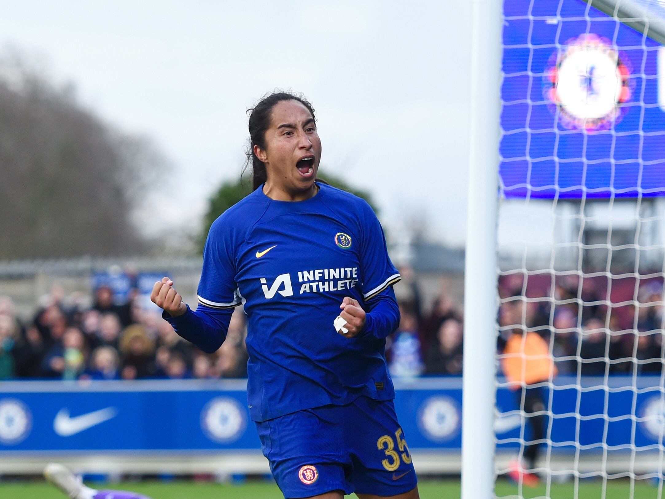 Mayra Ramírez festeja su primer gol con el Chelsea / Twitter: @ChelseaFCW.