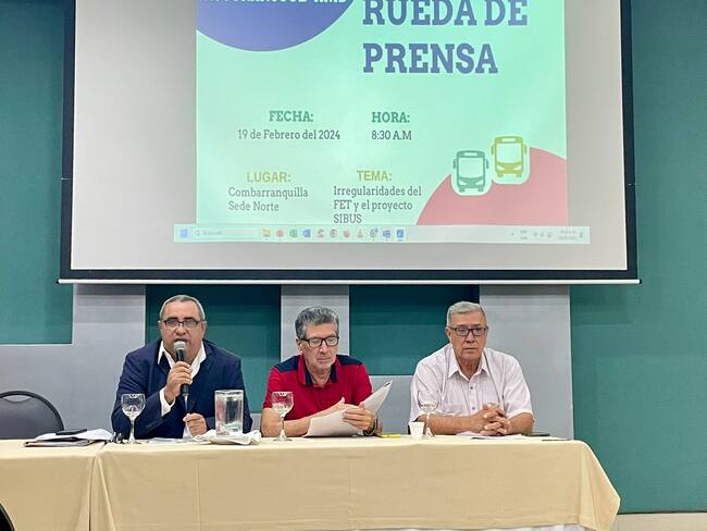 Transportadores durante rueda de prensa para dar a conocer denuncias sobre recursos del FET y creación del SIBUS en Barranquilla./ Foto: Caracol Radio