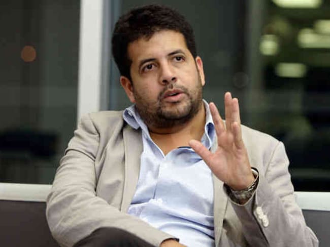 Abogado de exFarc denuncia que carro asignado por UNP casi causa accidente