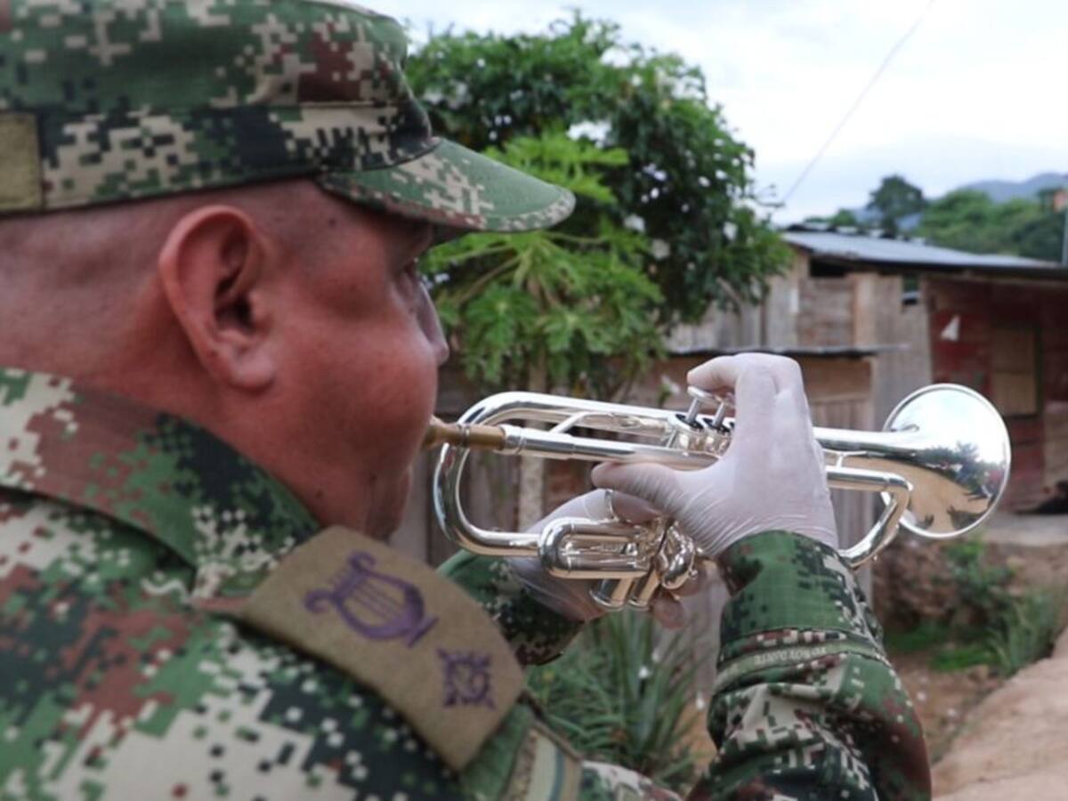 VIDEO: Ejército "madrugó" a entregar mercados
