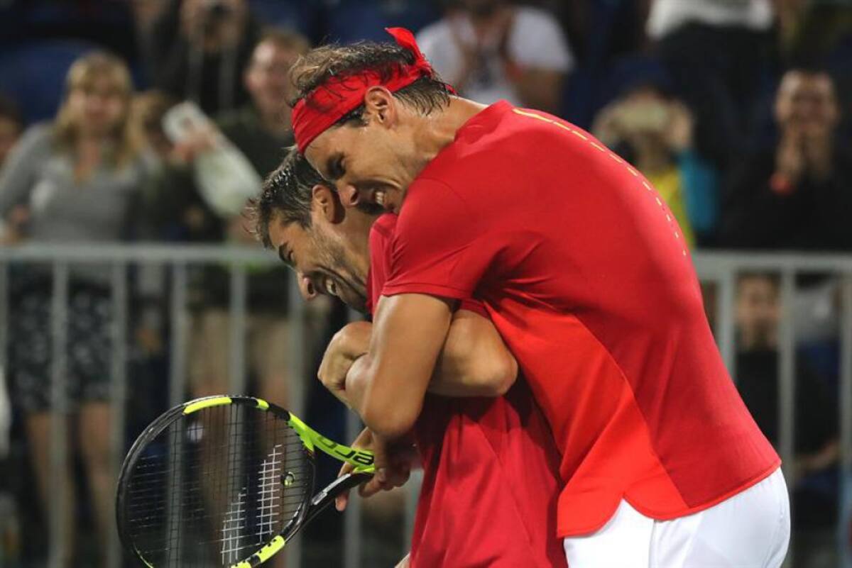 Rafael Nadal abraza a su compañero Marc López por su victoria ante los argentinos Juan Martín Del Potro y Máximo Gónzalez durante la competencia de dobles masculino en el marco de los Juegos Olímpicos Río 2016.