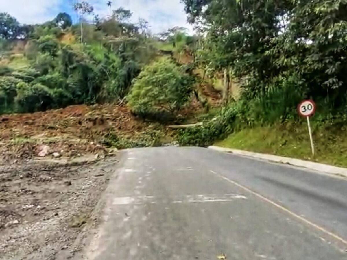 Cierres constantes en la vía alterna a la Panamericana por trabajos de ampliación