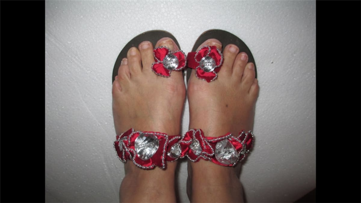 “No hay poder humano que aleje a una mujer de sus zapatillas preferidas”, asegura Diego Díaz.