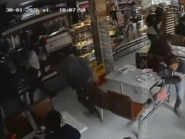 Asesinan a un hombre en una panadería en Bogotá: momento quedó registrado en video