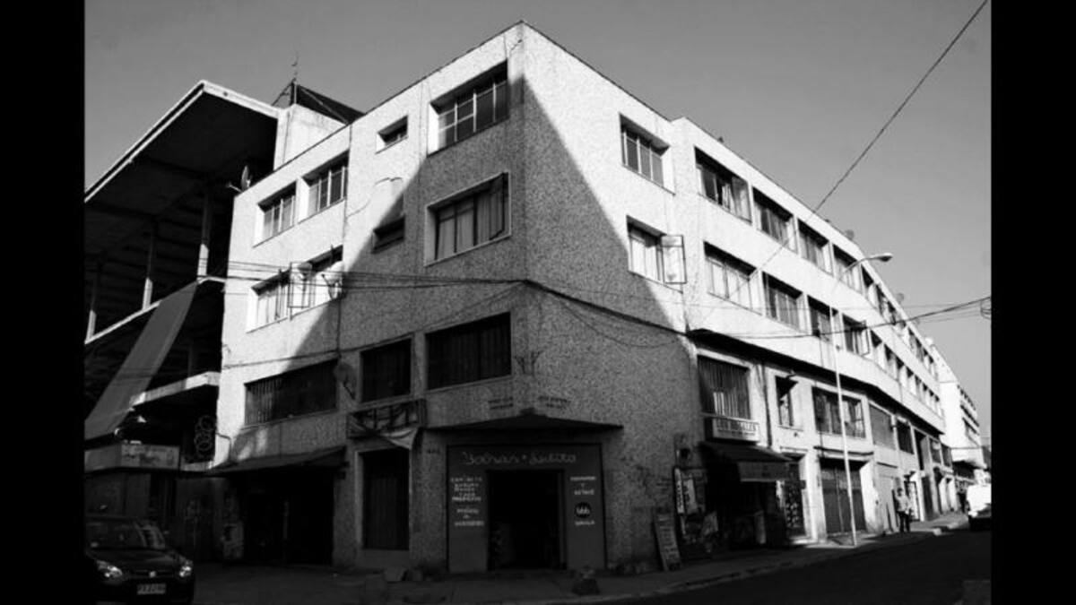 “Esquina sobre esquina”, es el título de esta imagen de Catalina Villanueva, quien comenta que se la encontró “Paseando por Santiago, Chile”.