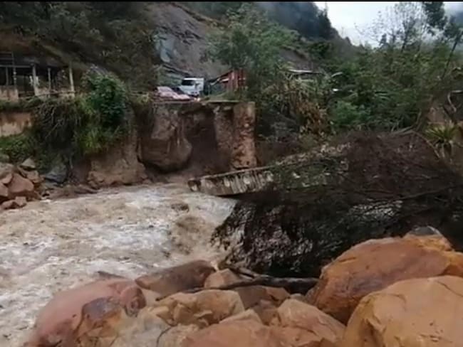 Las lluvias ocasionaron el colapso del Puente Sisa / Foto: Caracol Radio.