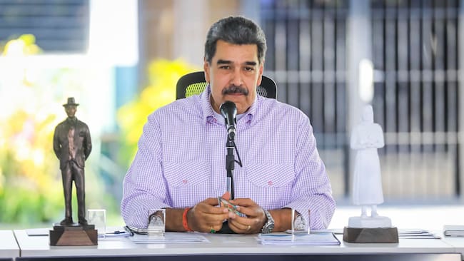 AME689. CARACAS (VENEZUELA), 22/10/2025.- Fotografía cedida por Prensa de Miraflores del presidente de Venezuela, Nicolás Maduro, hablando durante un acto de gobierno este miércoles, en Caracas (Venezuela). Maduro advirtió que su país cuenta con "más de 5.000" misiles antiaéreos rusos denominados Igla-S, que describió como "una de las armas más poderosas que hay" y que, aseguró, tienen el objetivo de garantizar "la tranquilidad" del pueblo venezolano. EFE/ Marcelo Garcia / Palacio Miraflores SOLO USO EDITORIAL/ NO VENTAS / SOLO DISPONIBLE PARA ILUSTRAR LA NOTICIA QUE ACOMPAÑA (CRÉDITO OBLIGATORIO)