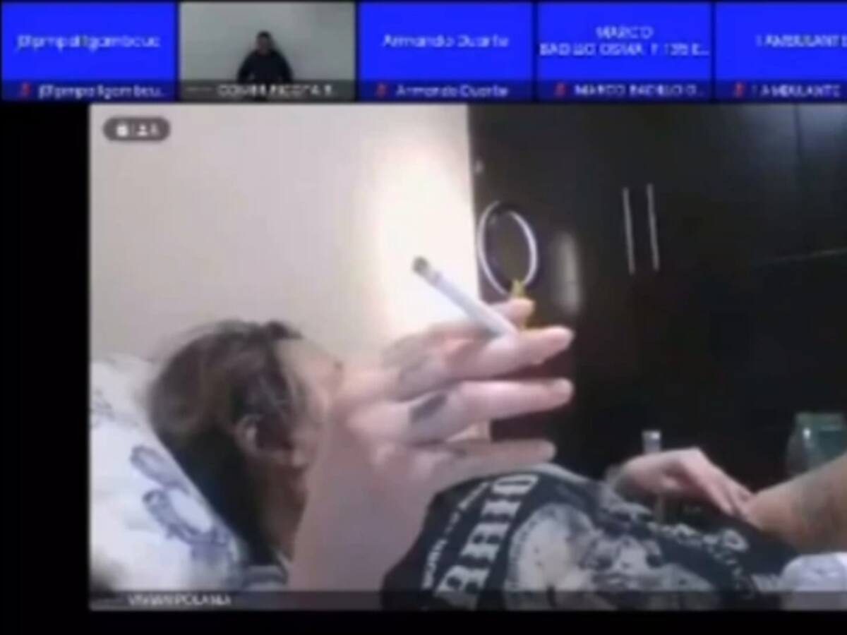 A jueza se le encendió la cámara en plena audiencia: estaba semidesnuda y en la cama