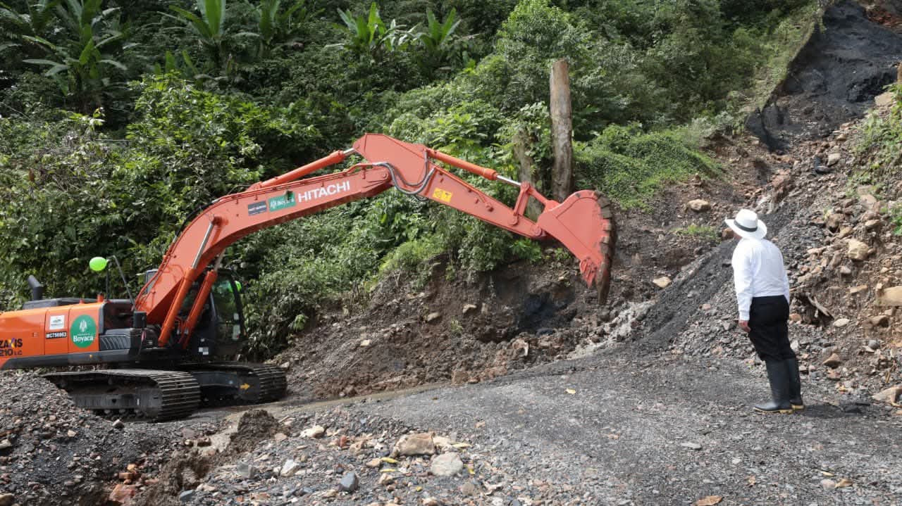 Tras la entrega de la Retroexcavadora Oruga por parte de la Gobernación de Boyacá, los trabajos de habilitación vial comenzaron en la vereda San Rafael / Foto: Suministrada.