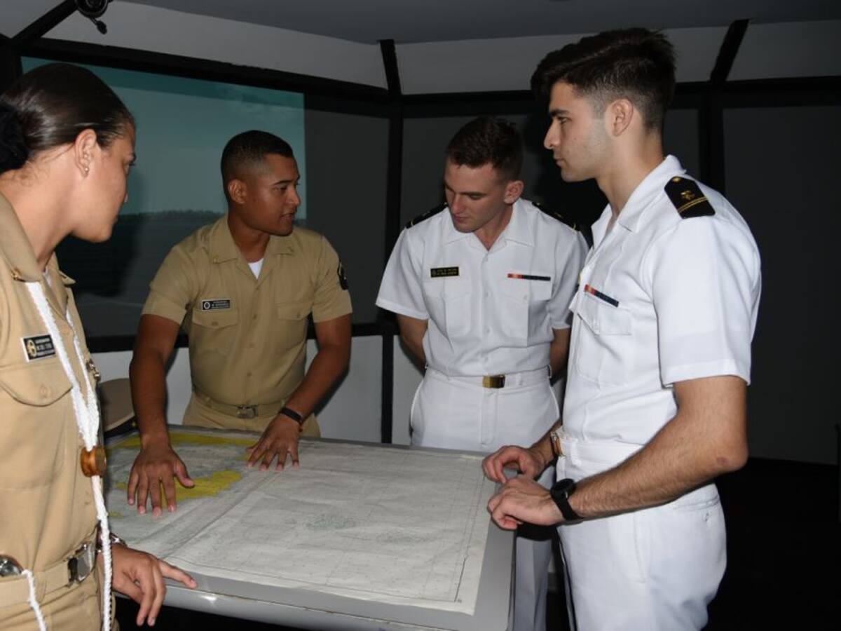 Escuela Naval recibió visita de guardiamarinas estadounidenses