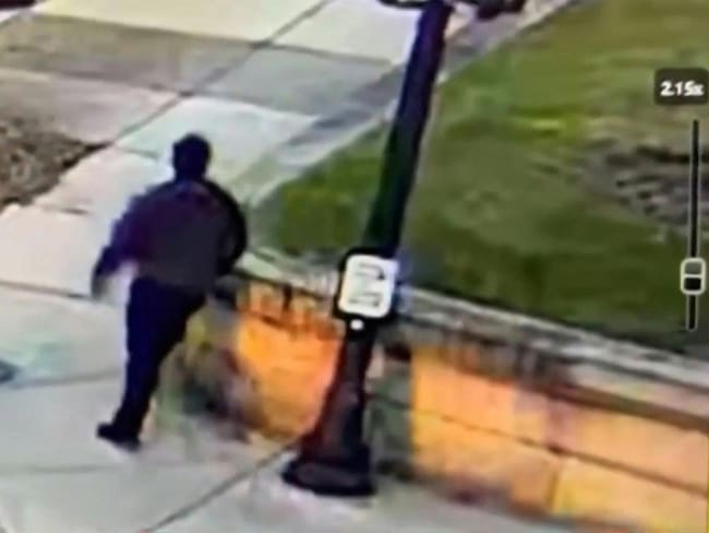 Esta captura de video de una cámara de seguridad publicada por el Departamento de Policía de Providence muestra al sospechoso del tiroteo en la Universidad de Brown caminando por una calle cerca del campus en Providence el 13 de diciembre de 2025. (Photo by Handout / Providence Police Department / AFP) / RESTRICTED TO EDITORIAL USE - MANDATORY CREDIT "AFP PHOTO / PROVIDENCE POLICE DEPARTMENT"