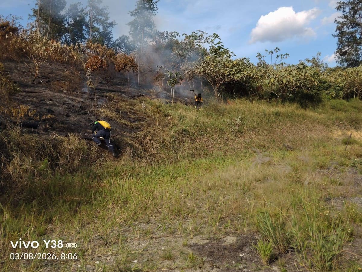 Bomberos de Barbosa liquidan focos secundarios tras controlar emergencia por incendio forestal