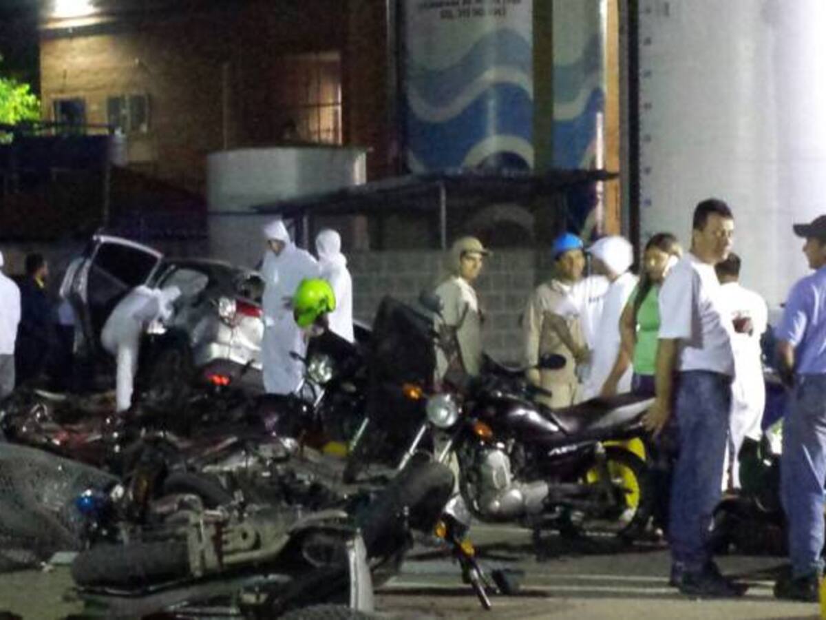 Un conductor choca contra 12 motos en el anillo vial