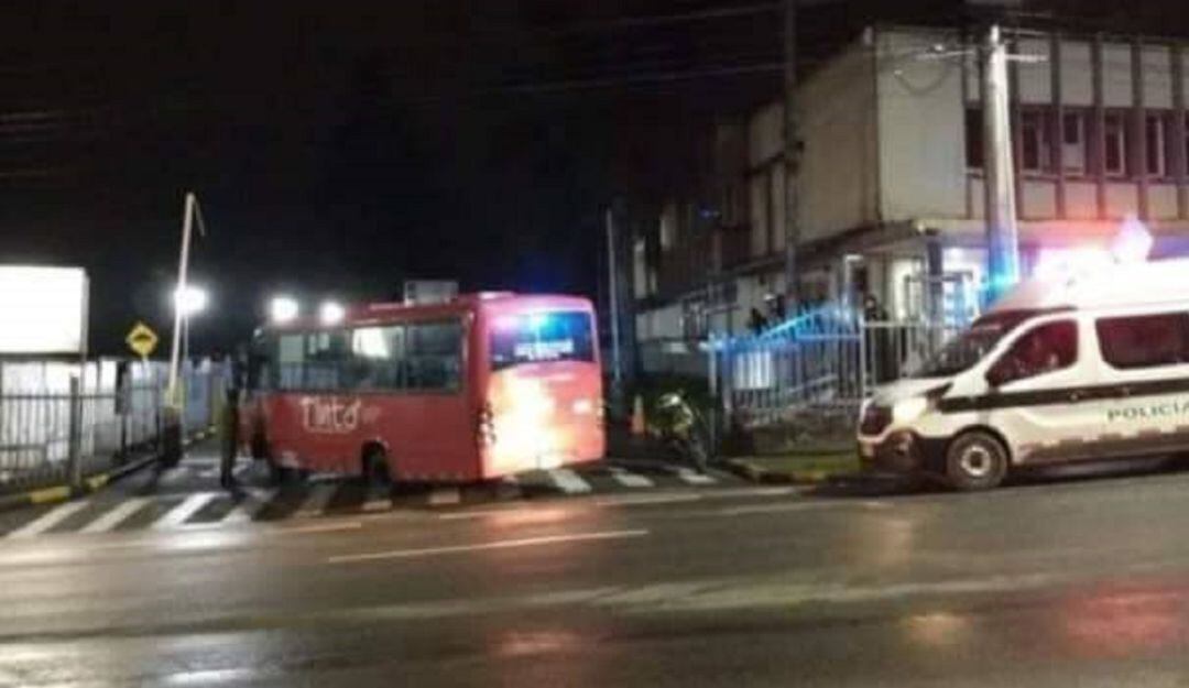 El conductor de este bus de Tinto, para evitar el atraco metió el vehículo en la portería de la Octava Brigada