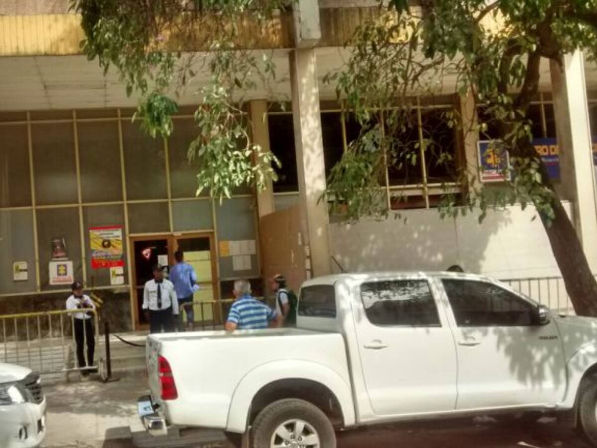 En cuidado intensivos universitario que recibió golpiza