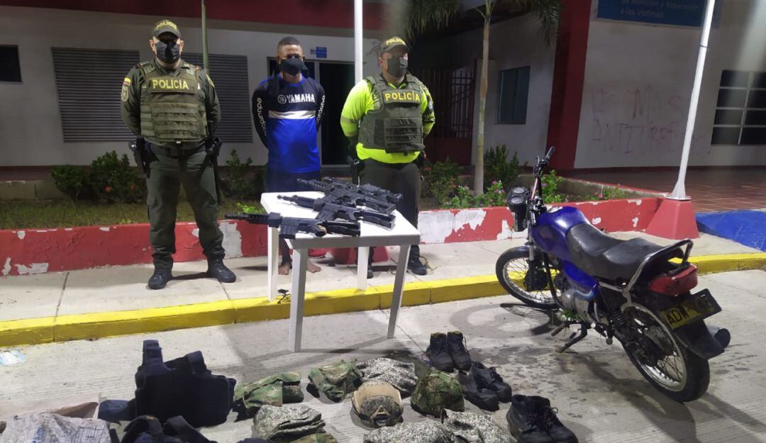 La Policía lo sorprendió con cuatro fusiles, uniformes de uso privativo de las Fuerzas Militares y los elementos robados de una finca