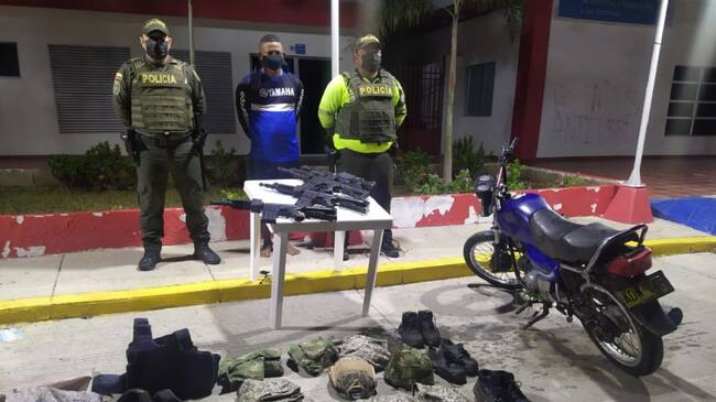 La Policía lo sorprendió con cuatro fusiles, uniformes de uso privativo de las Fuerzas Militares y los elementos robados de una finca