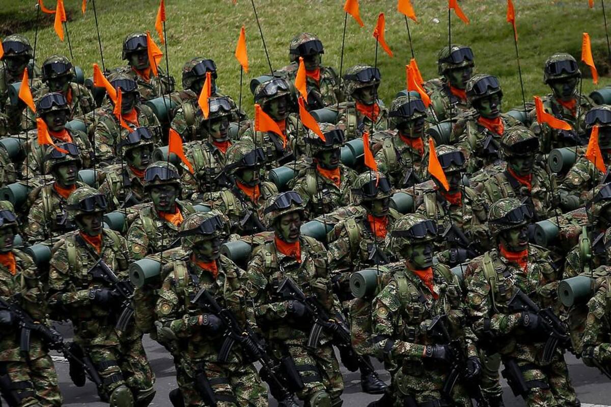 Miles de bogotanos salieron a las calles a observar el desfile del 20 de julio que realizan las Fuerzas Armadas Colombianas.