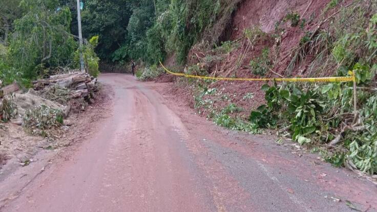 Por cuatro derrumbes hay paso a un carril en la vía a la Mesa de los Santos