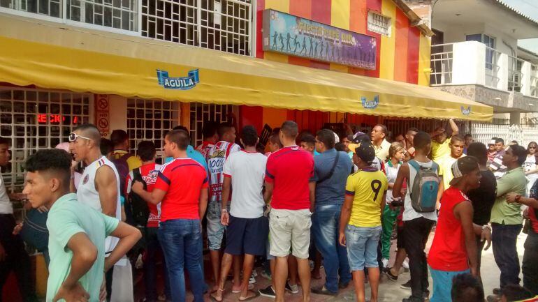 Los hinchas del Junior comprando las boletas para el partido de esta noche ante el Atlético Nacional en la semifinal del fútbol colombiano.
