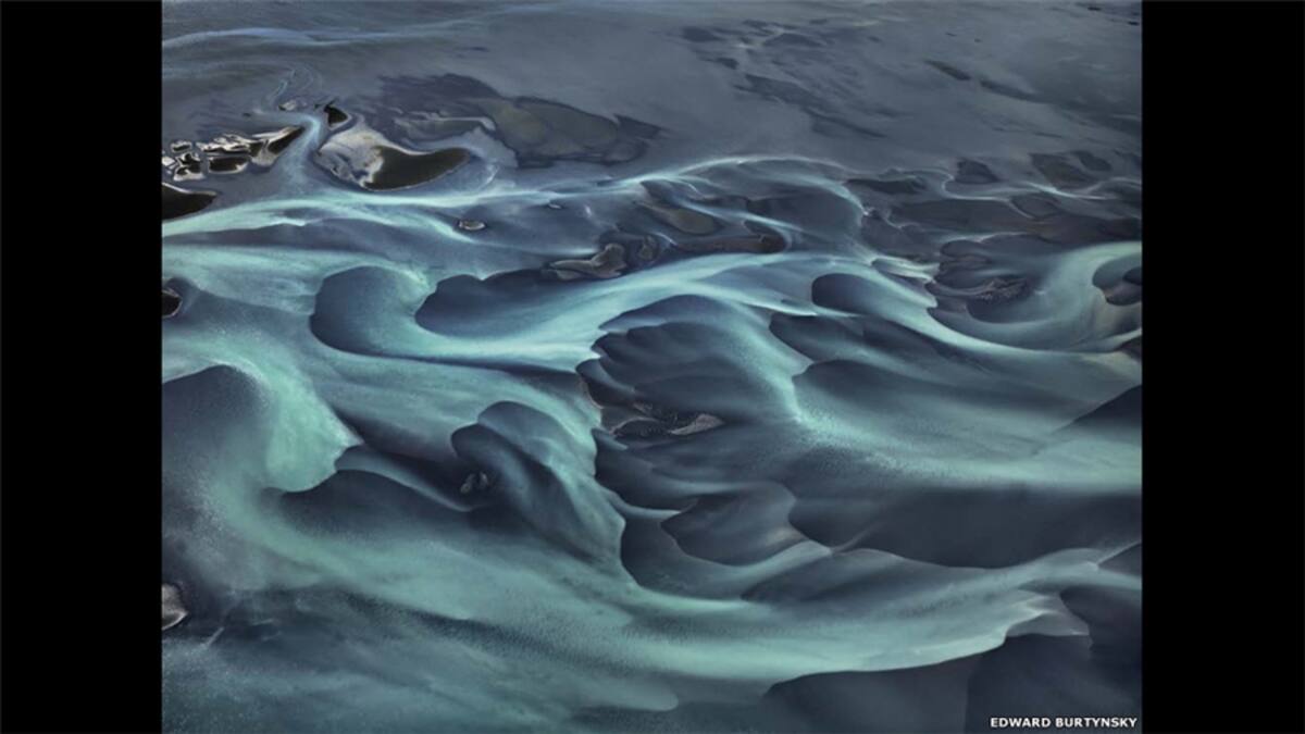 "Estas imágenes sirven como metáforas para el dilema de nuestra existencia moderna", dice Bruynksy. (Escorrentía glacial #1, Skeidararsandur, Islandia, 2012)