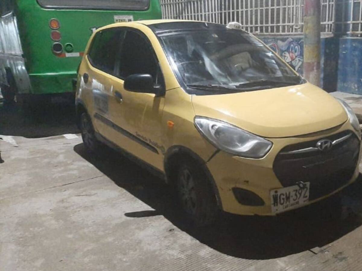 Delincuentes roban taxi tras intimidar con arma de fuego al conductor