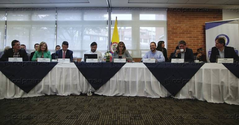 Reunión de gremios para concertar aumento del salario mínimo en Colombia.