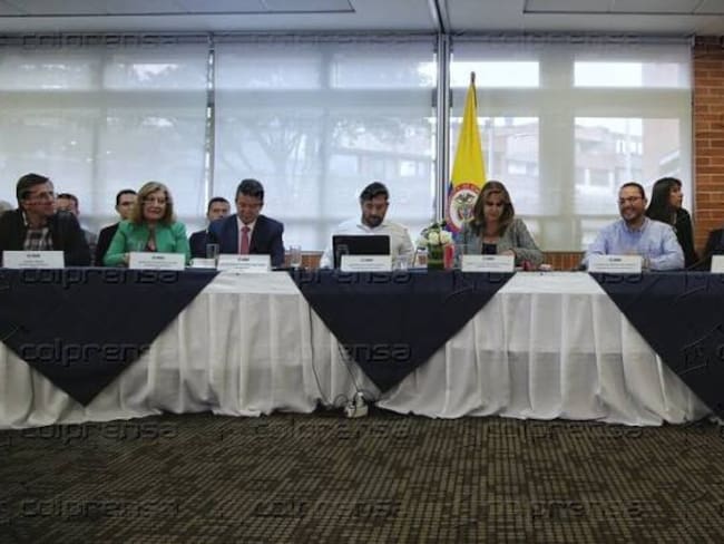 Reunión de gremios para concertar aumento del salario mínimo en Colombia.