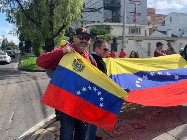 Inicia plantón en el consulado de Venezuela en Bogotá