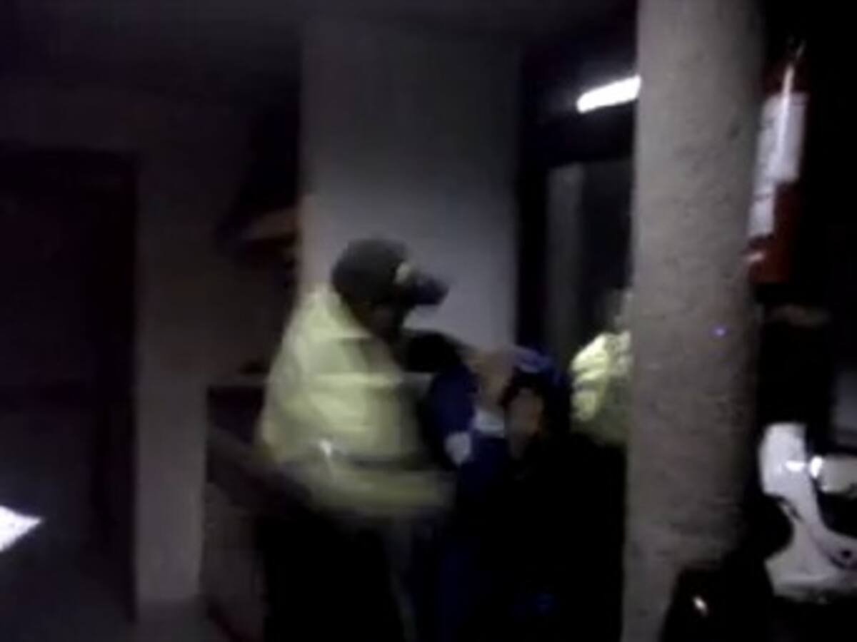 Video de la golpiza de dos agentes de la Policía a hincha de Millonarios