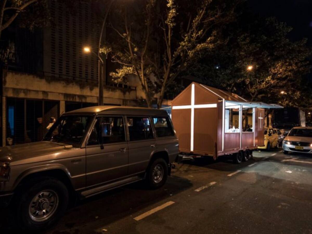 Con capilla móvil celebran misa a habitantes de calle de Medellín
