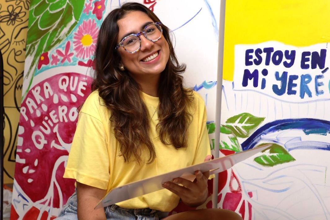 La artista Gina in a bottle presenta su libro: una obra de arte de 208 páginas