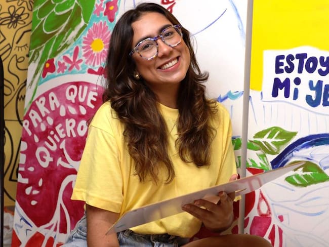 La artista Gina in a bottle presenta su libro: una obra de arte de 208 páginas