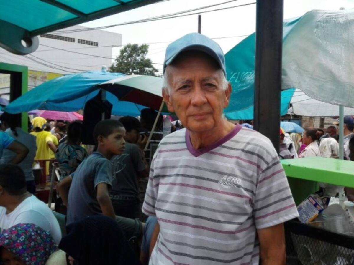 Enfermos y discapacitados no se salvan de hacer filas en Venezuela en medio de lluvia y altas temperaturas