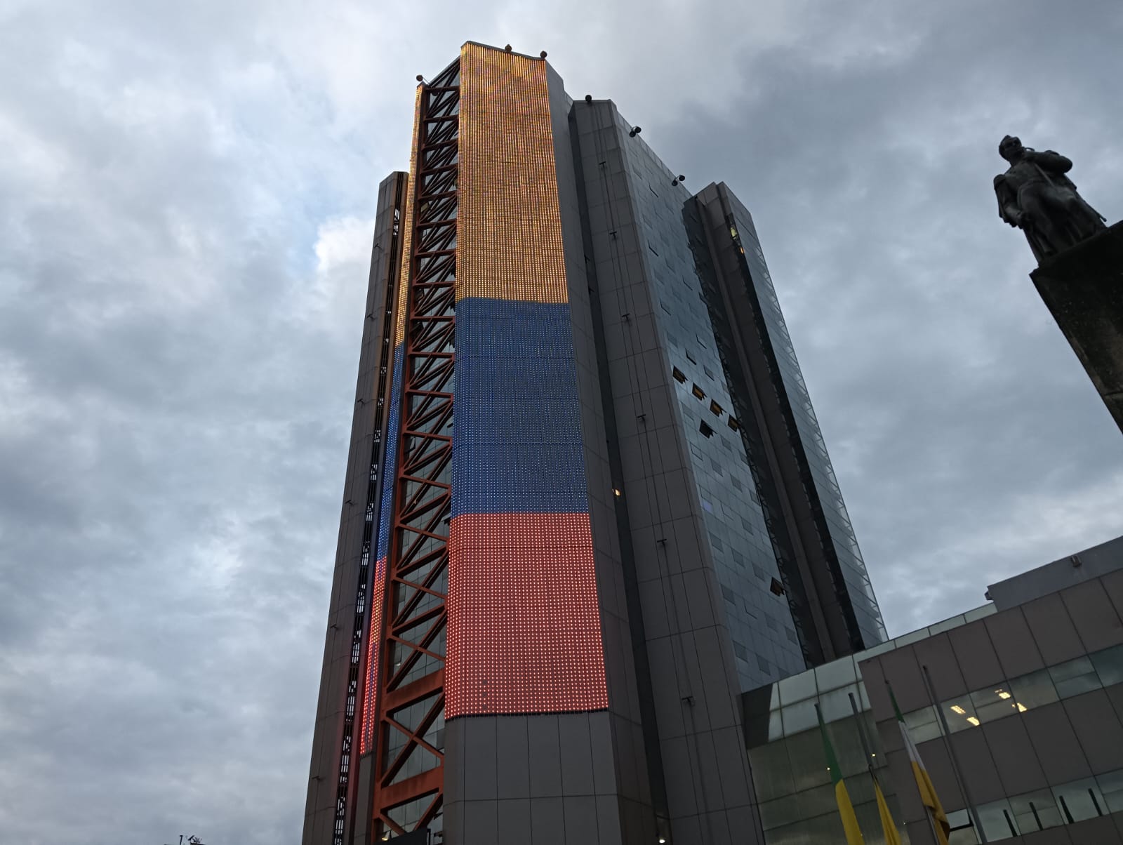 Edificio de la gobernación del Quindío iluminado con el tricolor nacional. Foto: Adrián Trejos